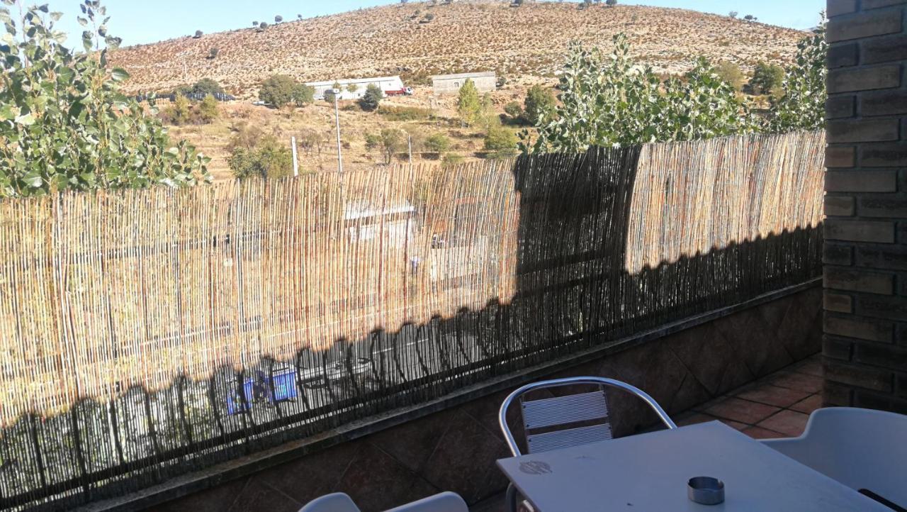 Hostal Escarla Aren Exterior photo