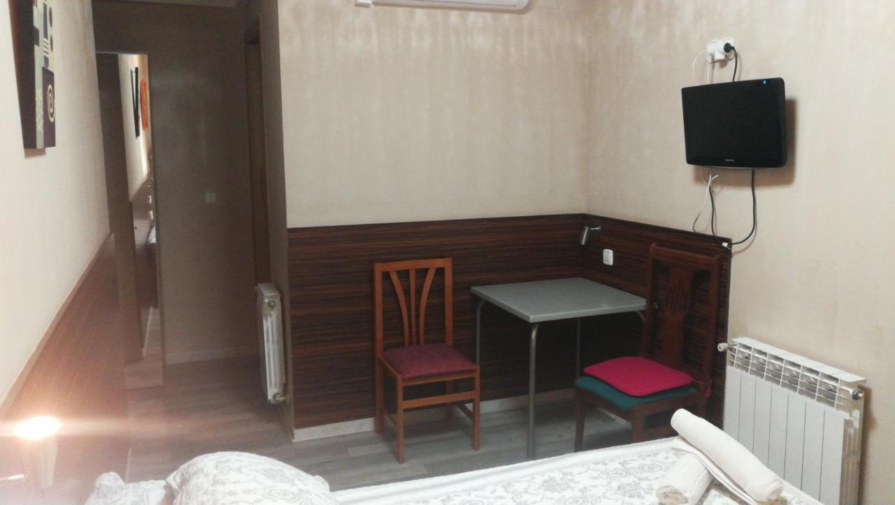 Hostal Escarla Aren Exterior photo