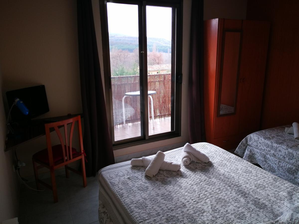 Hostal Escarla Aren Exterior photo