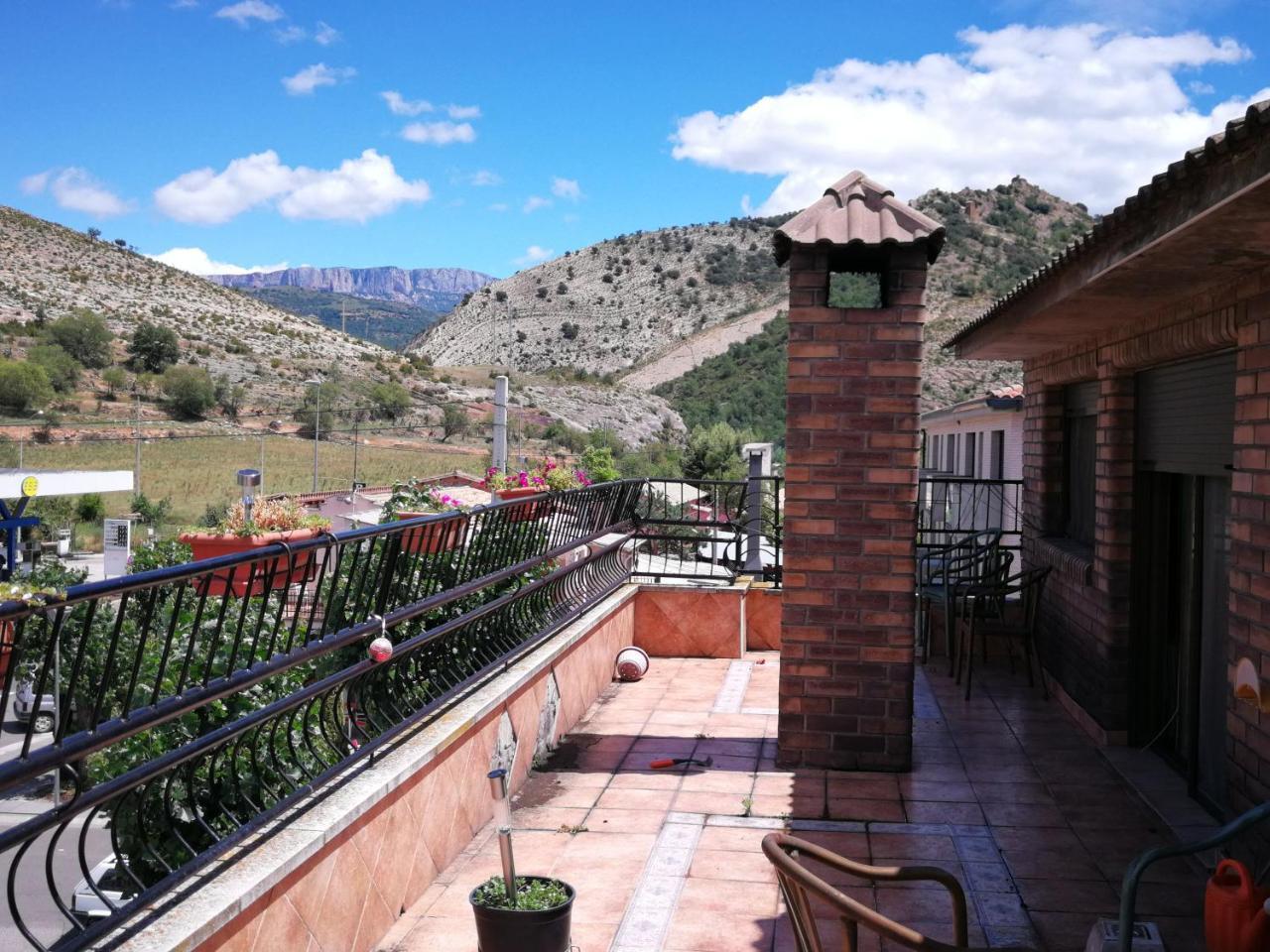 Hostal Escarla Aren Exterior photo