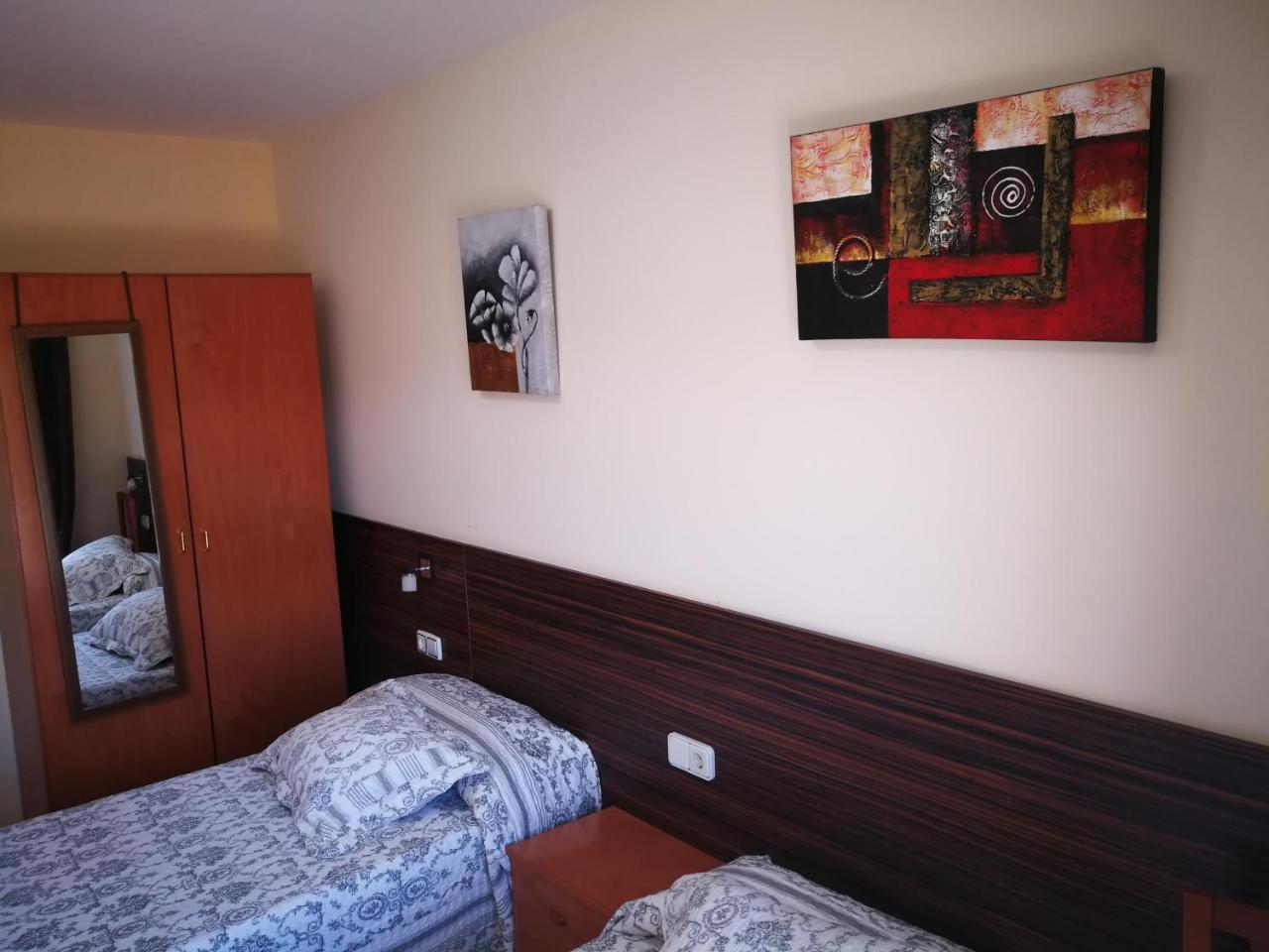 Hostal Escarla Aren Exterior photo